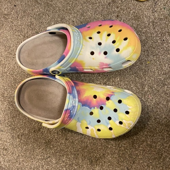 Heely-Crocs; crocs with wheels in the heels. - Picture 2 of 3